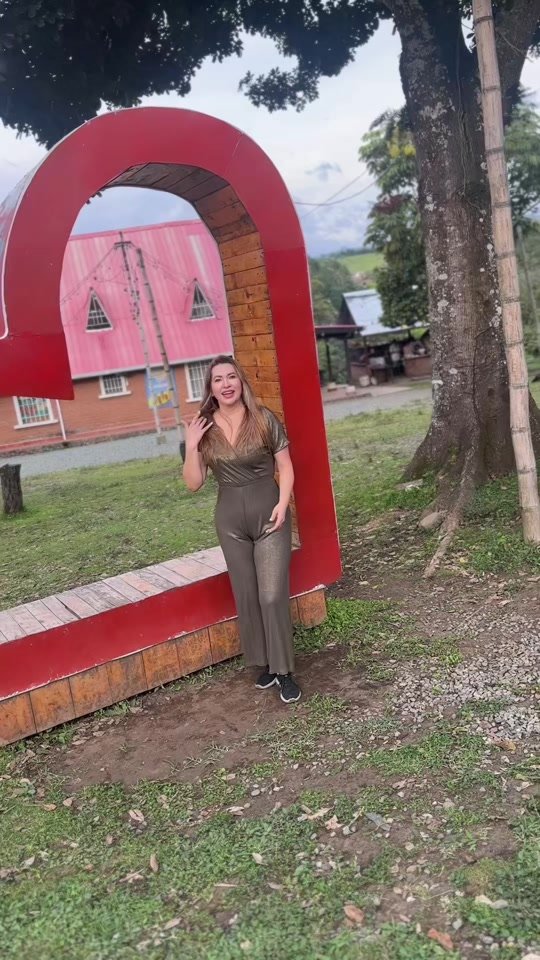Arco rojo emblemático con la cabaña principal de Alejandría al fondo
