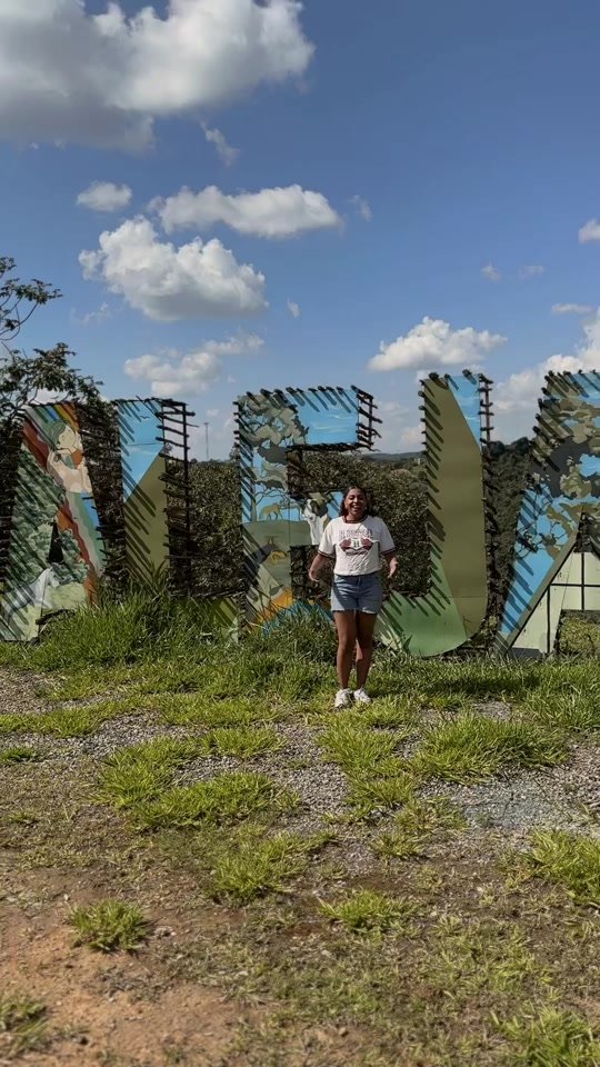 Letras gigantes de Alejandría bajo el cielo azul de Popayán