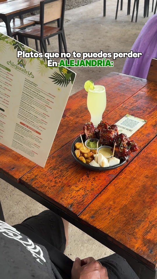 Costillas BBQ con limonada y menú del restaurante Alejandría